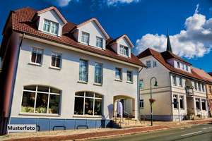 Wohnhaus mit Ladenlokal nebst Garage und weiteren Stellplätzen