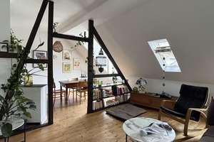 Helle Dachgeschosswohnung mit Einbauküche am Ölberg