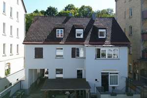Stilvoll modernisiertes Mehrfamilienhaus mit Top-Rendite und Ausbauoption in zentraler Lage