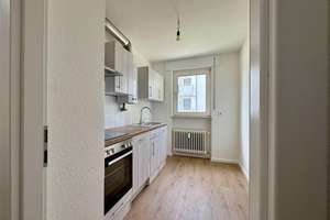 Einziehen und wohlfühlen ! Ideale, geräumige 2-Zimmer-Wohnung mit Balkon, Einbauküche und Stellplatz