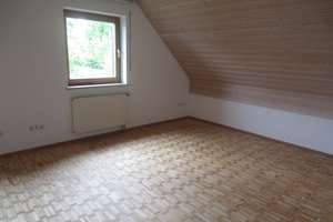 Ruhig gelegenes Haus mit großem Garten zwei abgeschlossene Wohnungen in Hanglage – Die vollständige Adresse der Immobilie erhältst du vom Anbieter., 84174 Eching – Vorschaubild 18