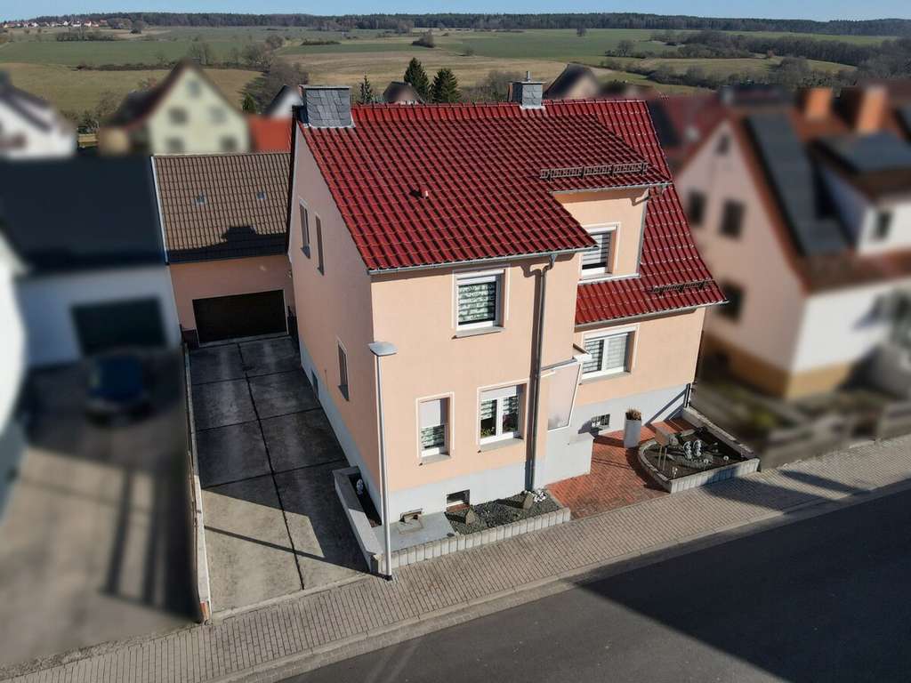 Immobilie in Vacha - Gepflegtes Einfamilienhaus mit Garten und Garage in Völkershausen - Bild 1