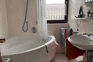 Mietfreie 2-Zimmer-Wohnung mit Balkon incl. TG-Stellplatz in Wiesbaden – Dieselstraße 7, 65197 Rheingauviertel / Hollerborn, Wiesbaden – Vorschaubild 3