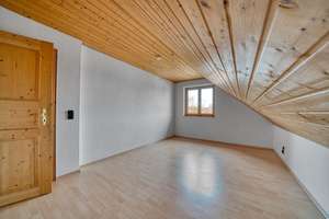 Bezugsfrei! Große 3-Zi.-DG-Whg. mit Südbalkon, Kachelofen und eigenem Gartenanteil, inkl. Garage – Die vollständige Adresse der Immobilie erhältst du vom Anbieter., 81739 Waldperlach, München – Vorschaubild 8