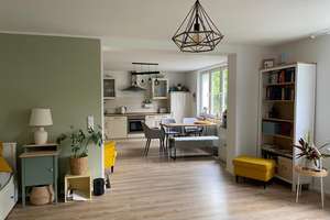 Großzügiges Wohnen in Marburg Marbach: Helle 2-Zimmer-Wohnung (91 qm) mit EBK, Terrasse & Stellplatz