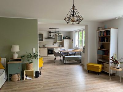 Großzügiges Wohnen in Marburg Marbach: Helle 2-Zimmer-Wohnung (91 qm) mit EBK, Terrasse & Stellplatz