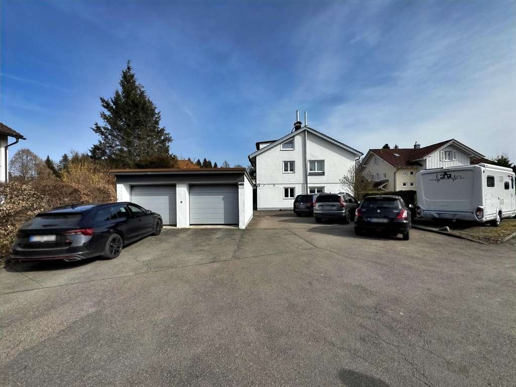 Immobilie in Isny im Allgäu - Modernisiertes und gepflegtes Dreifamilienhaus mit perfekter EG Wohnung für Eigennutzer in Isny i.A. - Bild 2