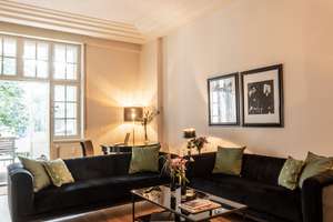 Großzügige Altbauwohnung mit Designausstattung, zwei Balkonen und Blick ins Grüne