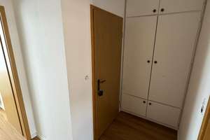 Renovierte & möblierte 1-Zimmer-Altbauwohnung mit Einbauküche in Würzburg – Schiestlstraße 8, 97080 Grombühl, Würzburg – Vorschaubild 8