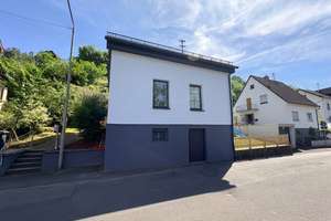 Modernisiertes Einfamilienhaus mit Garten und Garage in guter Zentrumslage! – Die vollständige Adresse der Immobilie erhältst du vom Anbieter., 57537 Wissen – Vorschaubild 2