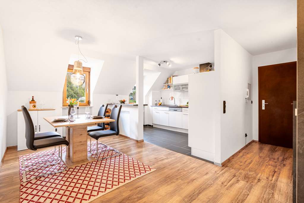 Immobilie in Weissach im Tal - WOHLFÜHLORT – 2,5-Zimmer-Dachgeschosswohnung mit Balkon und Stellplatz in Weissach im Tal - Bild 1