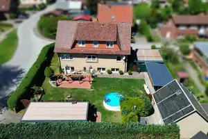 Großzügiges Einfamilienhaus mit Einliegerwohnung + separatem Ferienhaus in beliebter Wohnsiedlung (c – Müritz (Kreis) – Vorschaubild 1