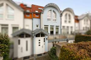 Modernes Reihenmittelhaus mit lichtdurchfluteten Räumen, Tageslichtbad und Garage in Bedingrade!