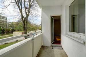 Nicht aufwendig zu renovieren: 3-Zimmer-Wohnung mit Balkon und eigenem Garagenplatz – Die vollständige Adresse der Immobilie erhältst du vom Anbieter., 80939 Freimann, München – Vorschaubild 11