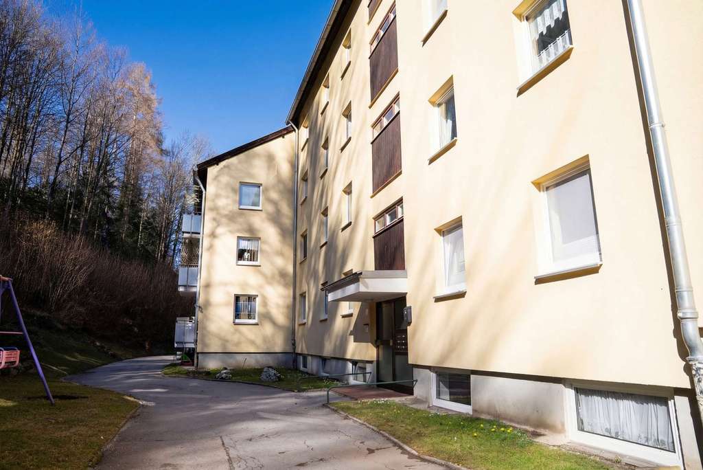 Immobilie in Miesbach - Bezahlbares Investment unter 150k: Vermietete 1-Zimmer-Wohnung zur Anlage mit Balkon in Miesbach - Bild 2