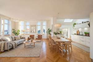 Atemberaubende 6-Zimmer-Maisonette-Wohnung mit Dachterrasse in denkmalgeschütztem Altbau