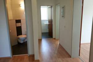 Ruhig gelegene 3-Zi.-Wohnung in Top-Lage mit Balkon, Tageslichtbad und TG-Stellplatz – Die vollständige Adresse der Immobilie erhältst du vom Anbieter., 90449 Röthenbach West, Nürnberg – Vorschaubild 2