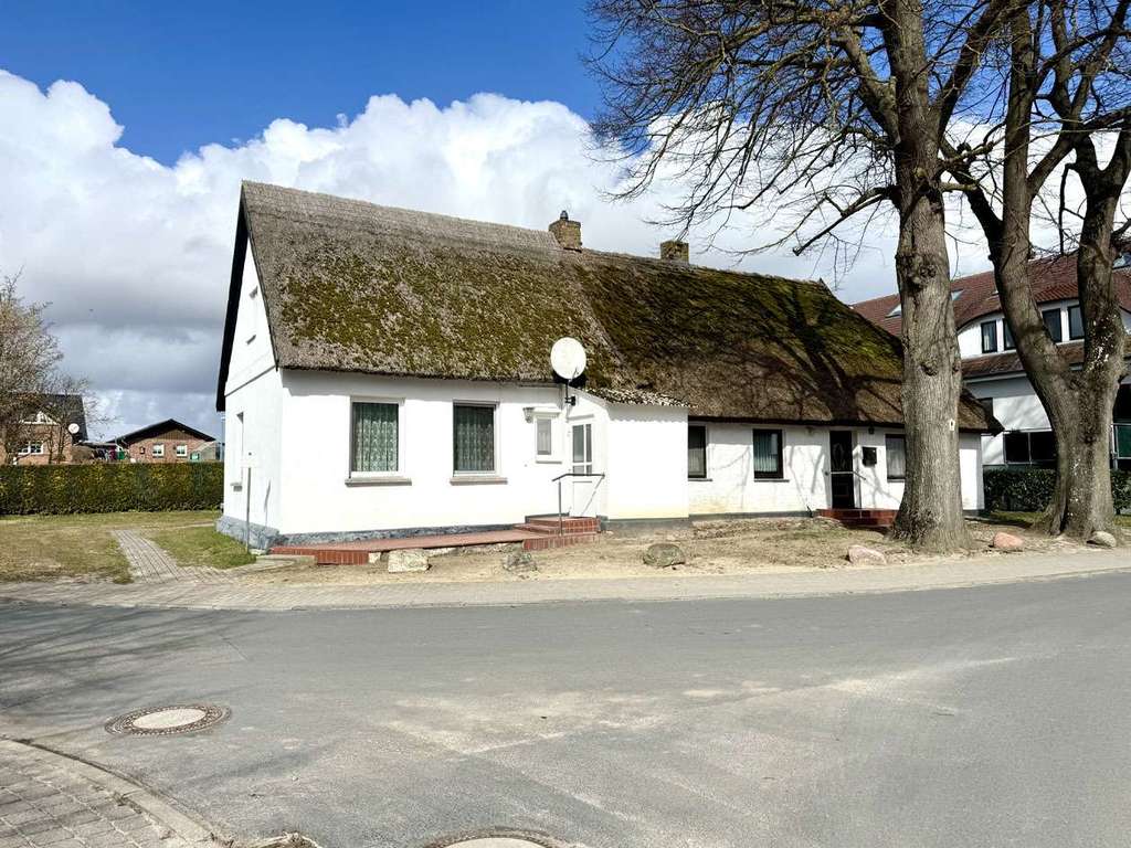 Immobilie in Mönchgut - Reetgedecktes Zweifamilienhaus mit historischem Flair in einzigartiger Naturkulisse - Bild 1