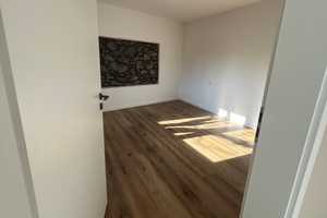 Geschmackvolle, neuwertige 2-Raum-Bungalow-Wohnung mit luxuriöser Innenausstattung & eigenem Garten – Wilhelminenstr. 37, 63456 Main-Kinzig-Kreis – Vorschaubild 2