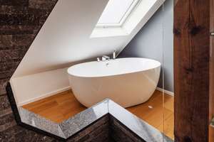 Wohnen mit Charakter: Altbau-Maisonette, offene Küche & SW-Balkon im Dachgeschoss