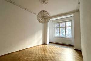 Bezugsfrei! Erdgeschosswohnung mit hohen Decken und Mini-Terrasse im Winsviertel