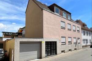Modernisiertes Zweifamilienhaus mit Garage und kleinem Hof
