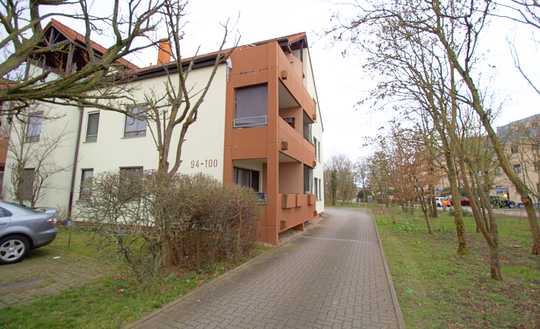 Gemütliche 3 Zimmer Wohnung mit Balkon und 2 Stellplätzen in ruhiger & zentraler Lage! (Erbpacht)
