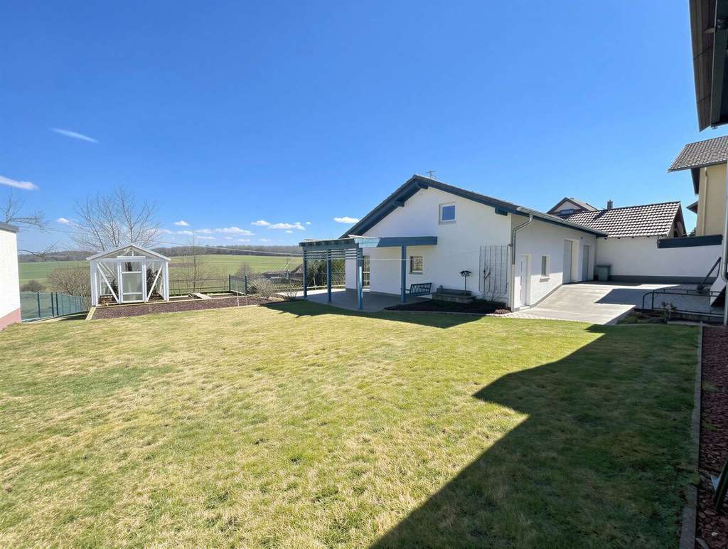 Immobilie in Wächtersbach - Raumwunder: Gepflegtes Zweifamilienhaus/Mehrgenerationenhaus mit Nebengebäude in Feldrandlage - Bild 4