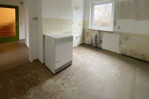 NBG-EIBACH: KOMPLETT SANIERUNGSBEDÜRFTIGES 2-FAMILIEN-REIHENMITTELHAUS OHNE GARAGE IN RUHIGER LAGE – Riedenburger Straße 39, 90451 Röthenbach Ost, Nürnberg – Vorschaubild 8