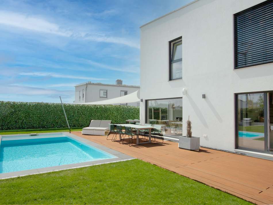 Poolbereich mit Terrase