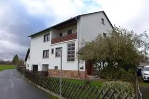 506 - Charmantes Zweifamilienhaus (freistehend) mit Garage & zusätzl. Erholungsgrundstück in Lahntal – Am Rodenbach X, 35094 Marburg-Biedenkopf (Kreis) – Vorschaubild 3
