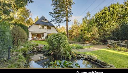 Bild von Architektenhaus auf großem Grundstück