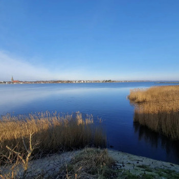 WUNDERSCHÖNES ZWEIFAMILIENHAUS IN EINMALIGER LAGE DIREKT AN DER SCHLEI