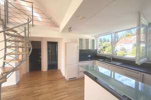 Sehr schöne GALERIE-Wohnung. Ideal für ein PAAR ohne Kinder. Balkon, Einbauküche, Stellplatz. FREI