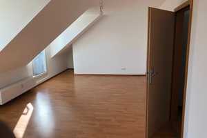 Freundliche 2-Zimmer-DG-Wohnung mit 4 kleinen Balkonen und EBK in Aachen – Trierer Straße 97, 52078 Aachen – Vorschaubild 2