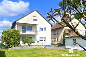 BERK Immobilien - Familienfreundliches Zweifamilienhaus mit sonnigem Grundstück und vielfältigsten M – Die vollständige Adresse der Immobilie erhältst du vom Anbieter., 63533 Mainhausen – Vorschaubild 2