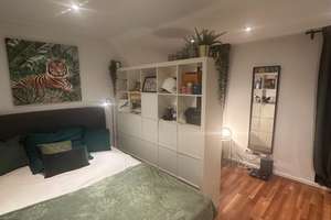Möbliertes Zimmer in 4-Zimmer-Wohngemeinschaft mit offener Wohnküche