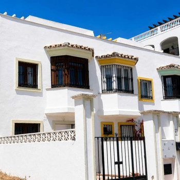 Charmantes Reihenhaus zum Verkauf in Puerto de la Duquesa.