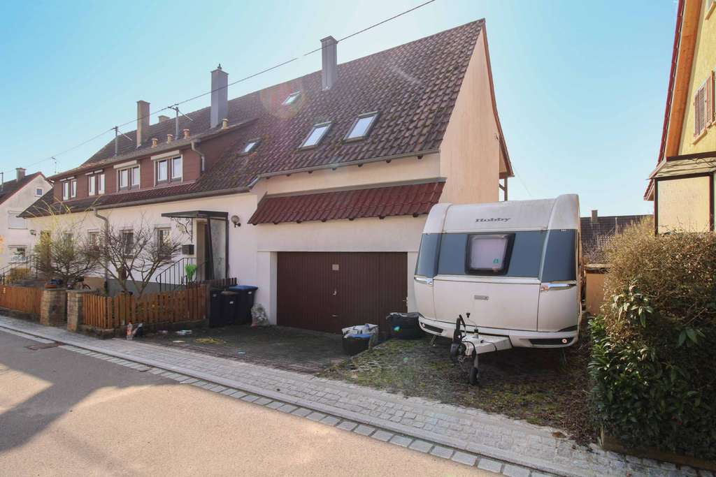 Immobilie in Pliezhausen - Einfamilienhaus mit großem Garten, Balkon und Garage - Bild 1