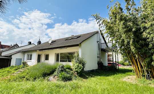 Freistehendes Ein-Zweifamilienhaus mit idyllischem Garten am Ortsrand der schönen Gemeinde Mörlheim