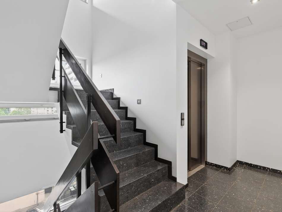Treppenhaus mit Aufzug