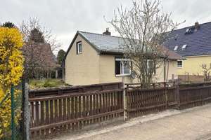 Charmantes Einfamilienhaus mit großem Grundstück und Entwicklungspotenzial in Berlin-Bohnsdorf – Die vollständige Adresse der Immobilie erhältst du vom Anbieter., 12526 Bohnsdorf, Berlin – Vorschaubild 4