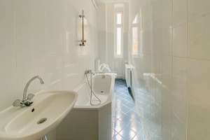 PROVISIONSFREI | ZWEI ZIMMER IN REPRÄSENATIVEM ALTBAU MIT BALKON IM SAMARITERKIEZ | – Dolziger Str. 13, 10247 Friedrichshain, Berlin – Vorschaubild 5
