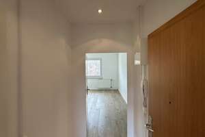 Familienfreundliches Zuhause! Helle 3-Zimmer-Wohnung mit moderner Einbauküche und einladendem Balkon – Wolgograder Allee 58, 9123 Hutholz, Chemnitz – Vorschaubild 3