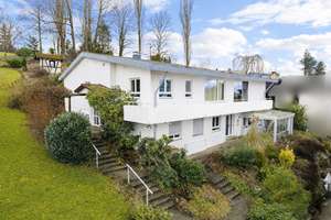 Wohnen an der Achalm – Zweifamilienhaus mit Gartenidylle