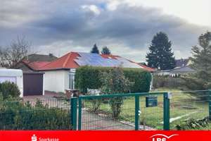 Bungalow mit Swimmingpool und Garagen .