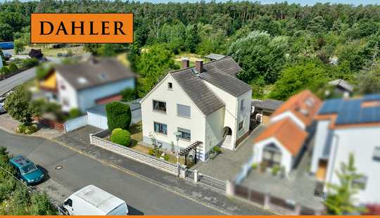 Bild von Wohnen in bester Lage! – Schönes Zweifamilienhaus mit Nebengebäude und drei Garagen!