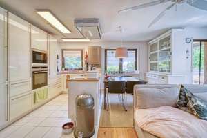 Moderne 2-Zimmer-Wohnung mit Balkon, Einbauküche, Duplex-Stellplatz & Keller in Zuffenhausen