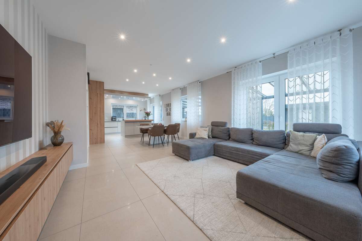 Immobilie in Bippen - Modernes Familienanwesen

Großzügigkeit, Design und Zukunftssicherheit in perfekter Harmonie - Bild 14