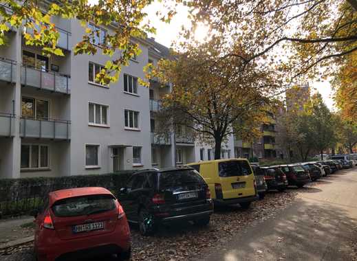 Sanierte 2-Zimmer-Wohnung mit herrlicher Aussicht, Balkon und Einbauküche in Barmbek-Süd, Hamburg